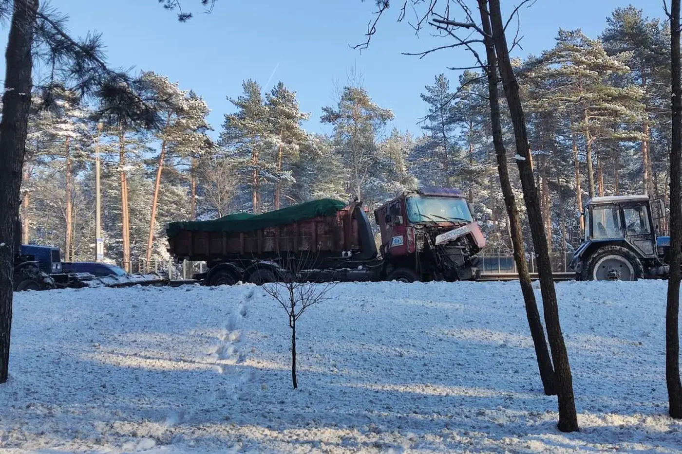Разбитые автобус и грузовик: авария на МКАД. Подробности