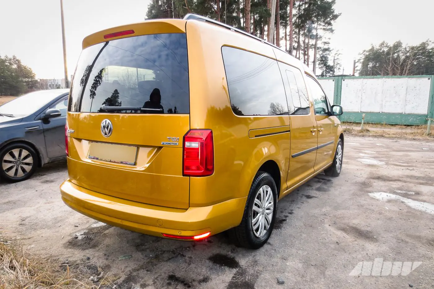 VW_Caddy_сзади_справа