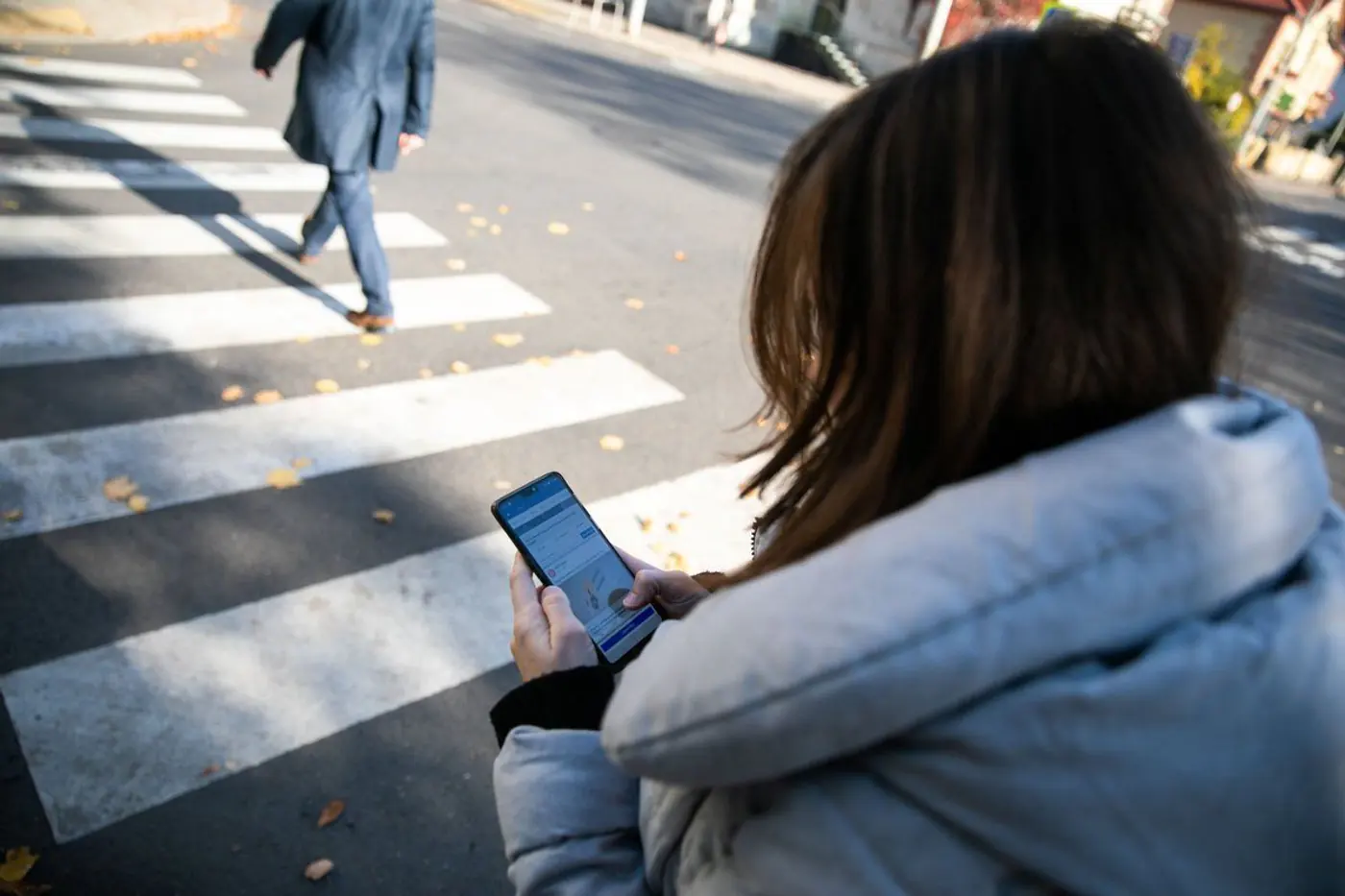 Пешеходы в наушниках, капюшонах и с телефонами – проблема, которую простым запретом не решить