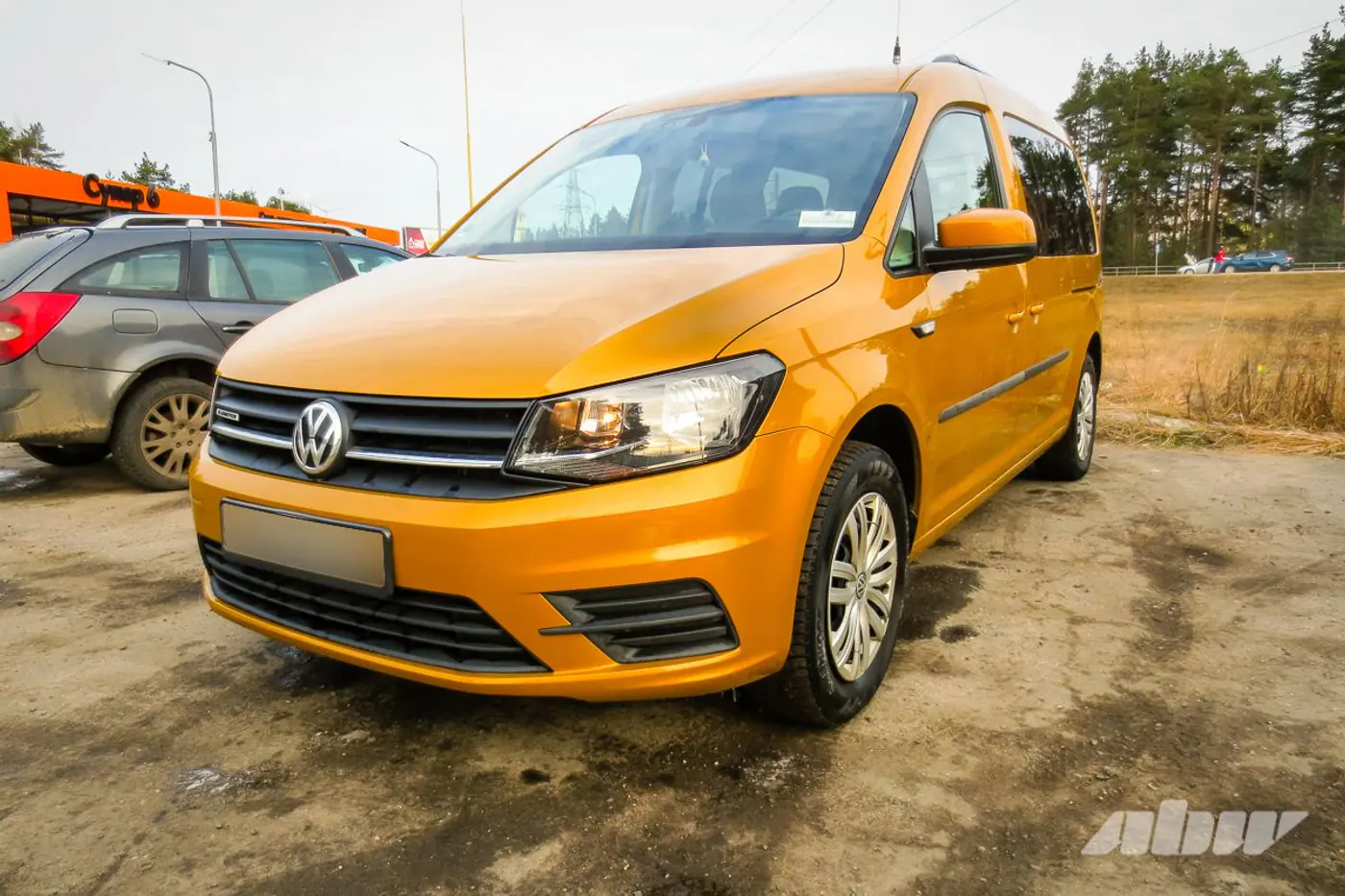 VW_Caddy_спереди_слева
