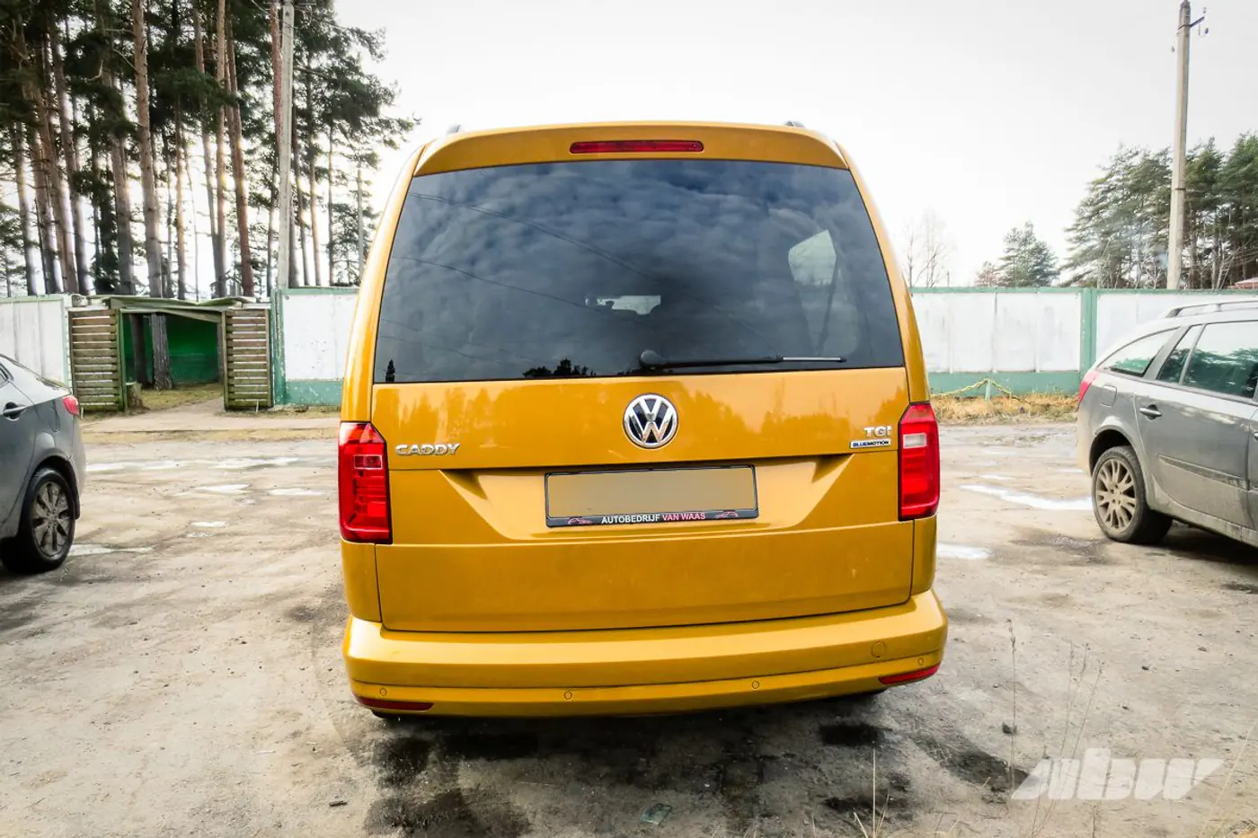 VW_Caddy_сзади