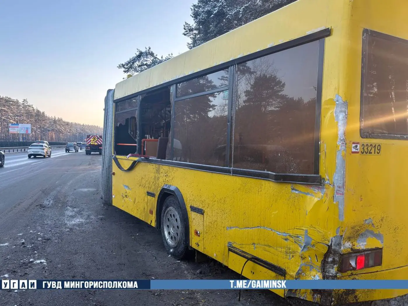 Разбитые автобус и грузовик: авария на МКАД. Подробности