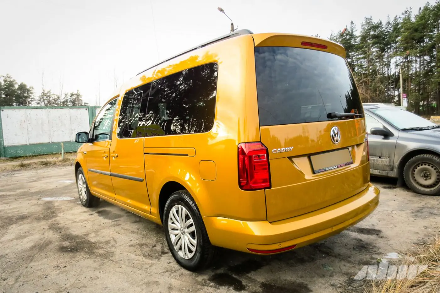 VW_Caddy_сзади_слева