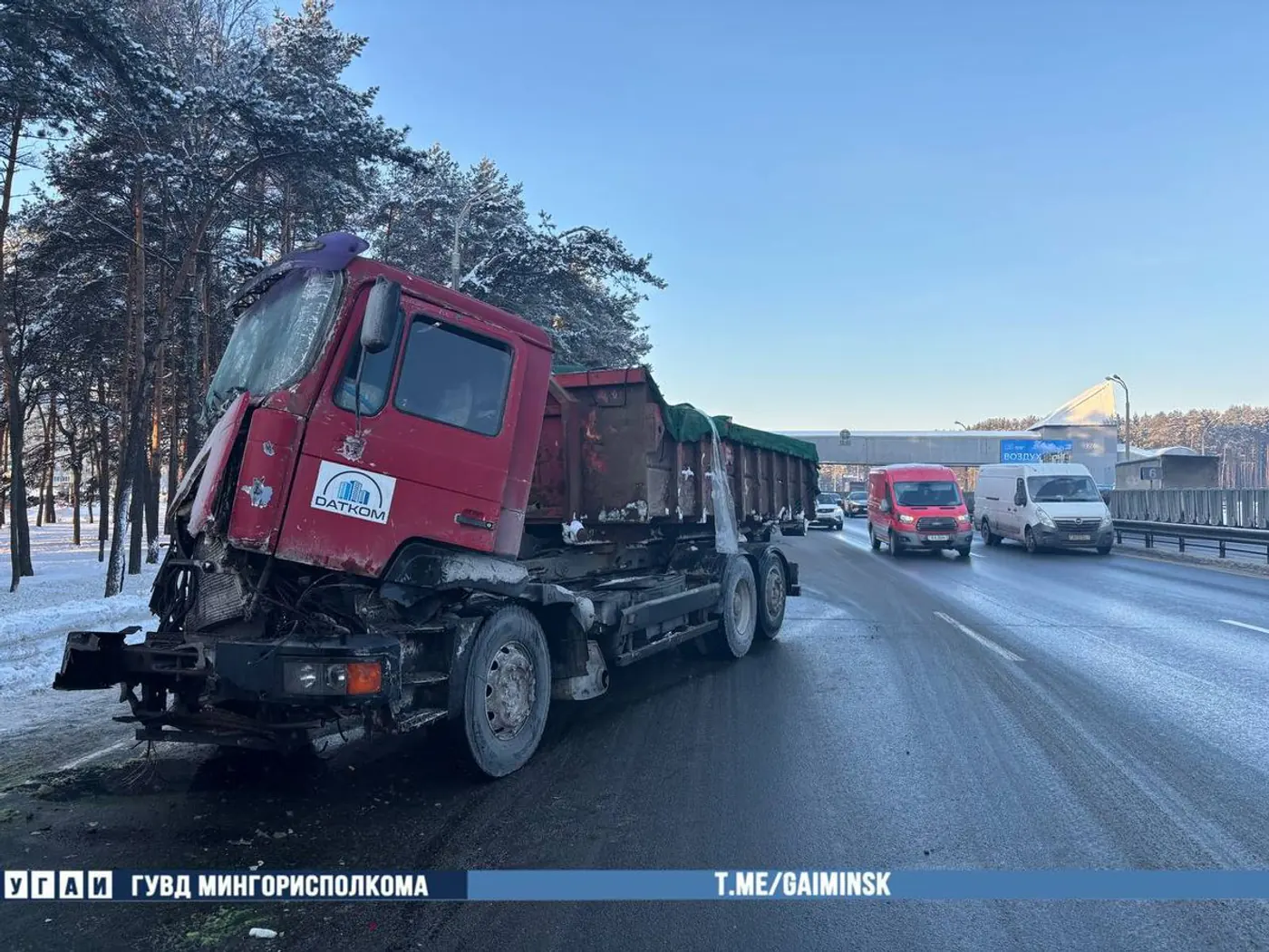 Разбитые автобус и грузовик: авария на МКАД. Подробности