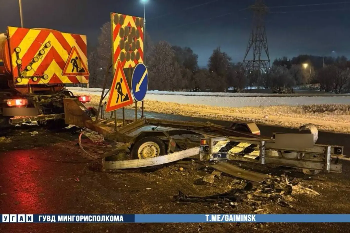 На МКАД Renault врезался в МАЗ дорожников – трое пострадавших