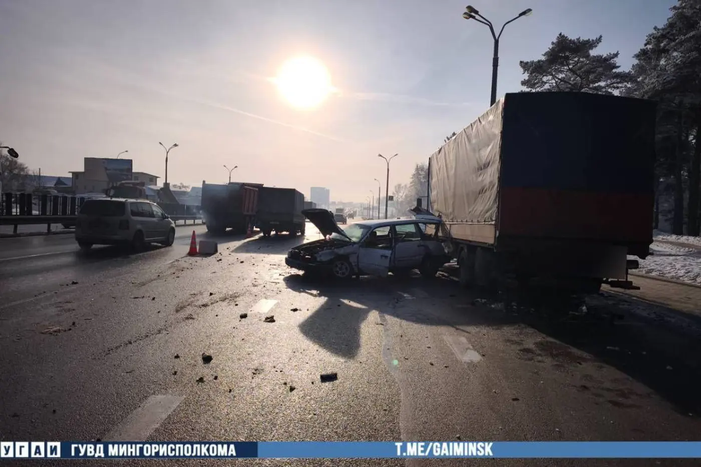 Водитель легковушки пострадал в аварии с двумя грузовиками на МКАД