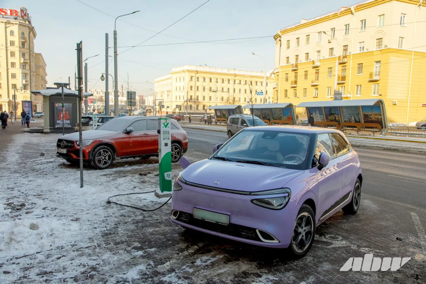 Таксисты занимают все зарядки? Что происходит на электрозаправках днем