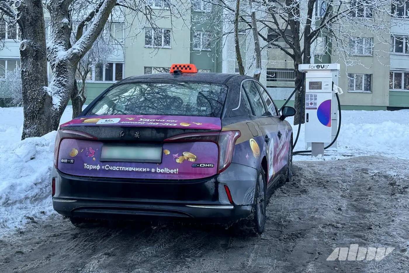 Таксисты занимают все зарядки? Что происходит на электрозаправках днем
