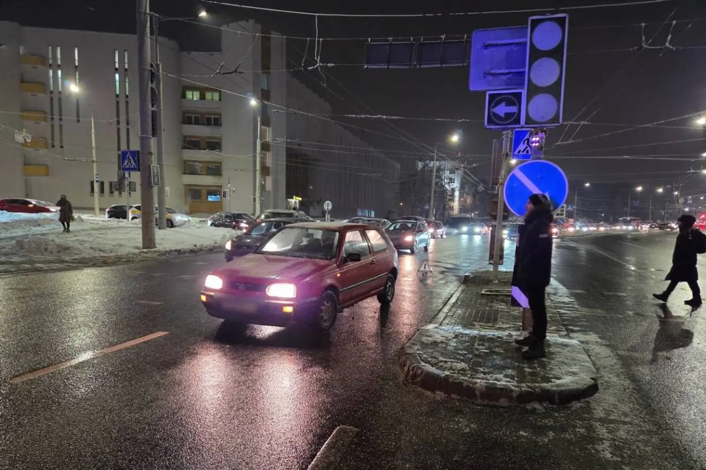 На улице Кальварийской водитель сбил пешехода на переходе: видео