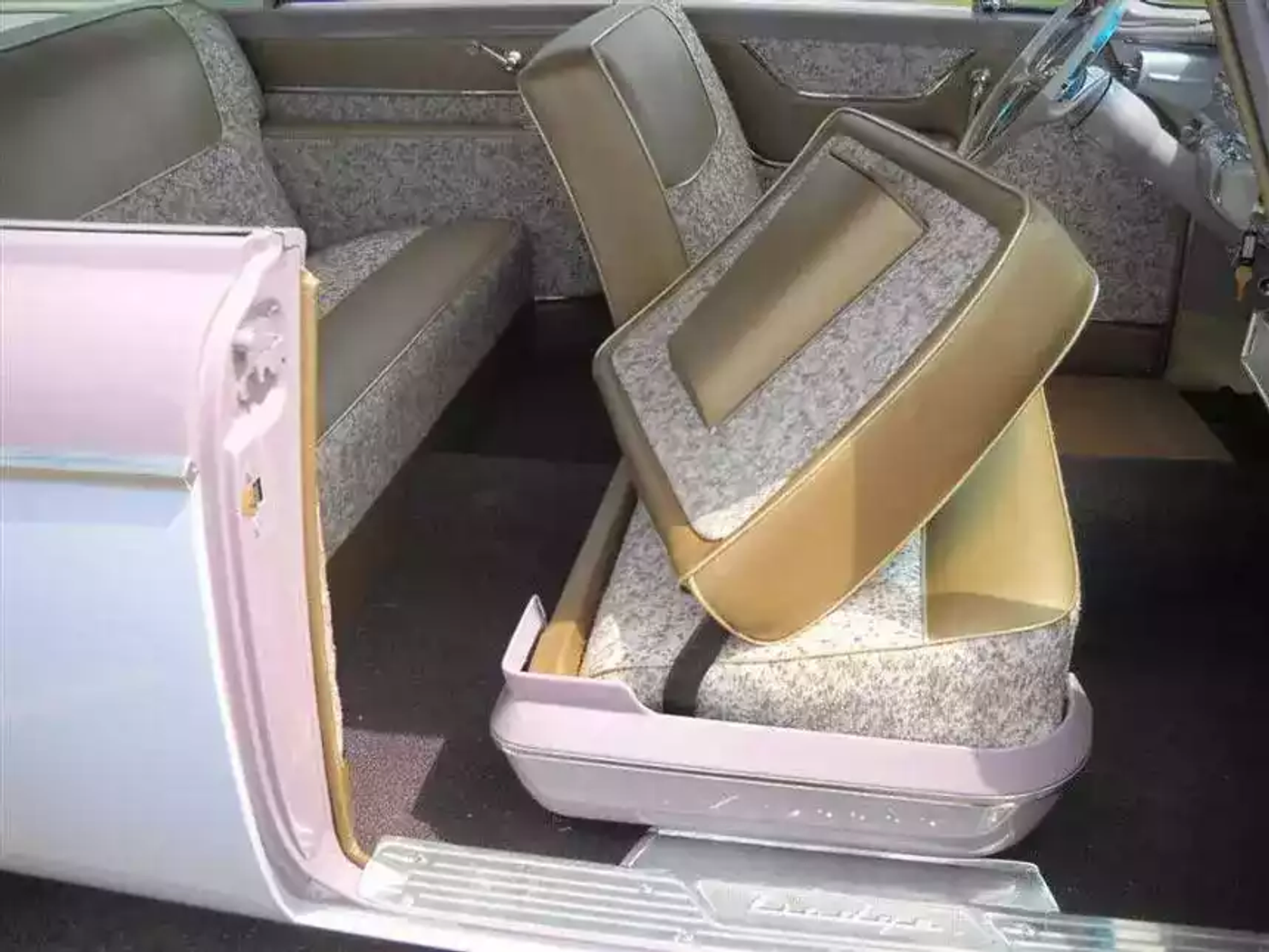 Розовый цвет, сумочка и V8. Каким был 