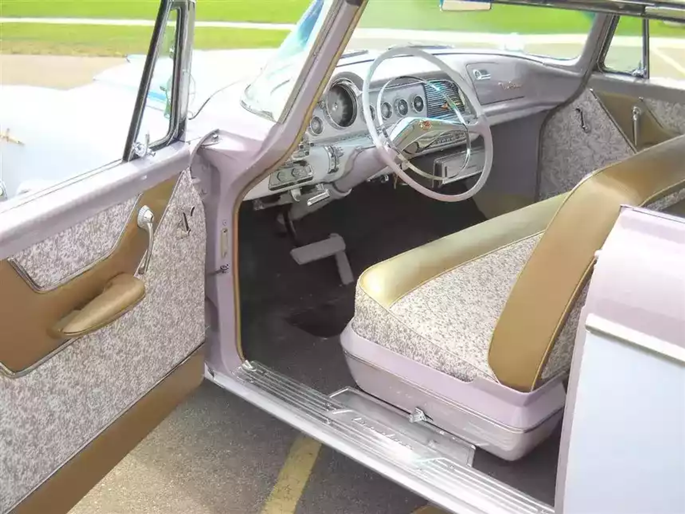 Розовый цвет, сумочка и V8. Каким был 
