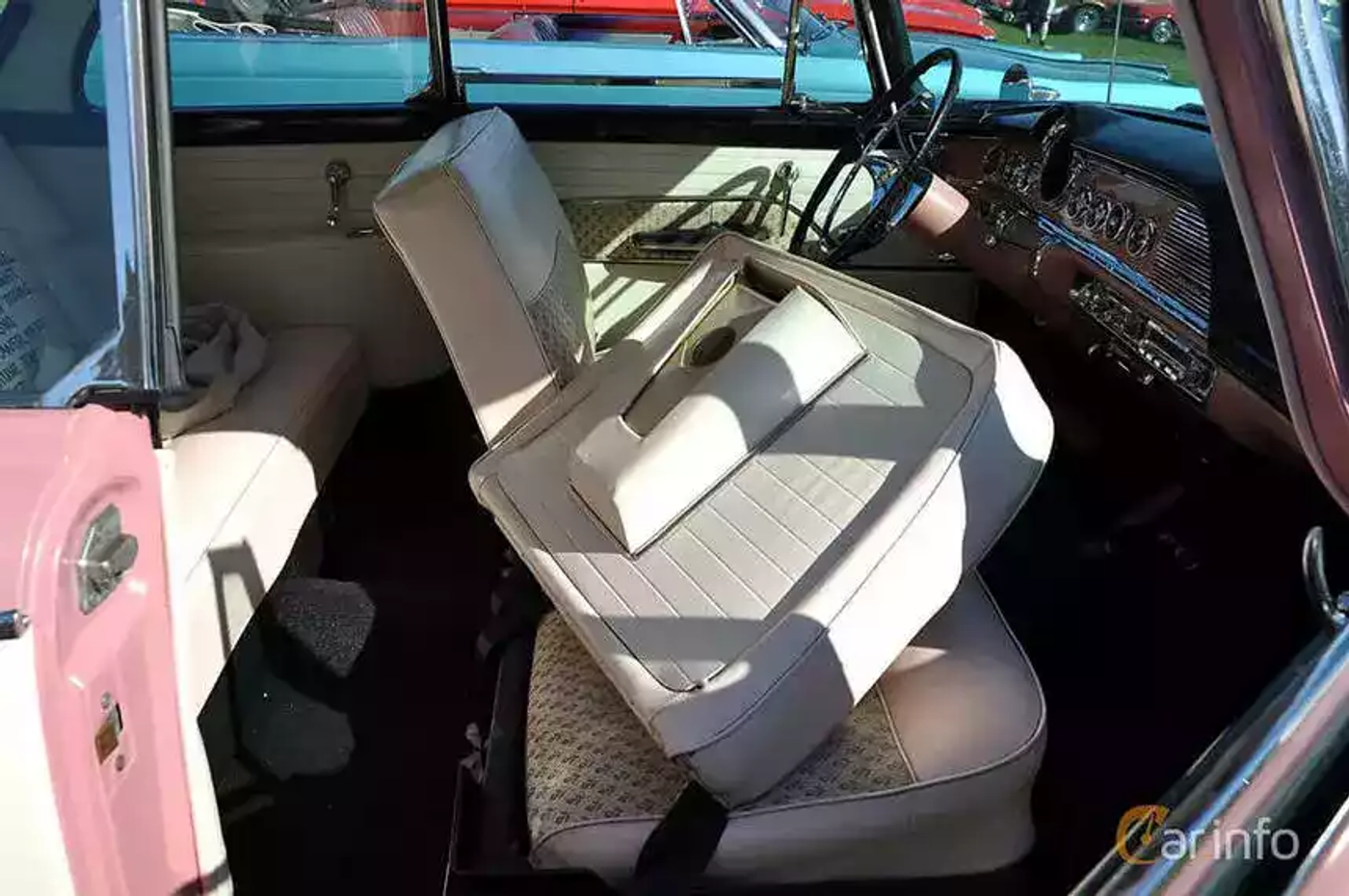 Розовый цвет, сумочка и V8. Каким был 