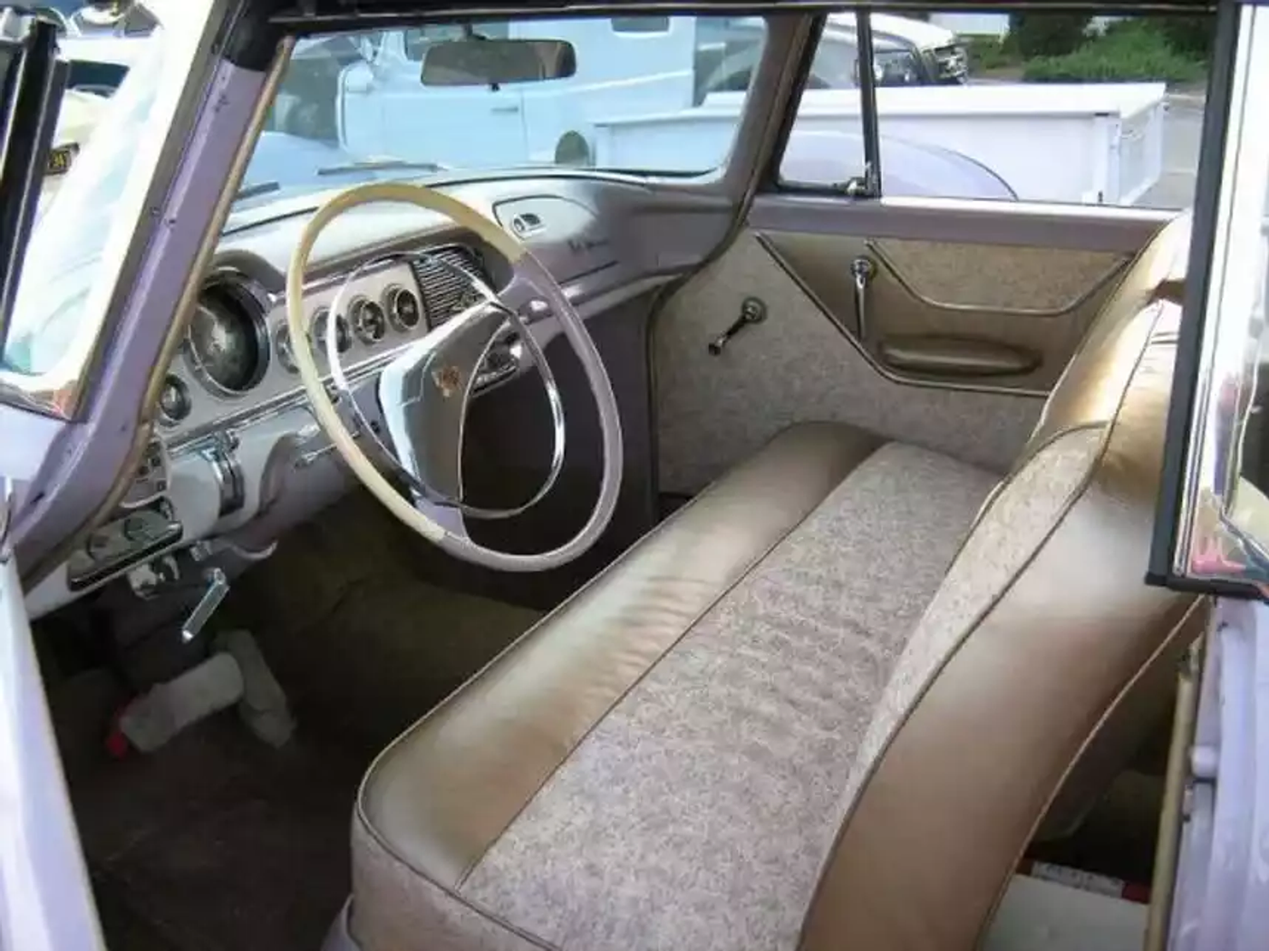Розовый цвет, сумочка и V8. Каким был 