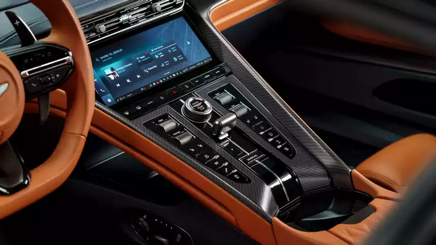 Препарируем Aston Martin новой эпохи: только с V8 и «цифровым» интерьером