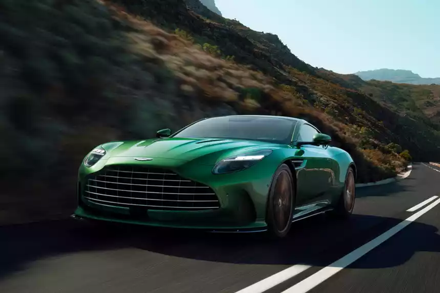Препарируем Aston Martin новой эпохи: только с V8 и «цифровым» интерьером