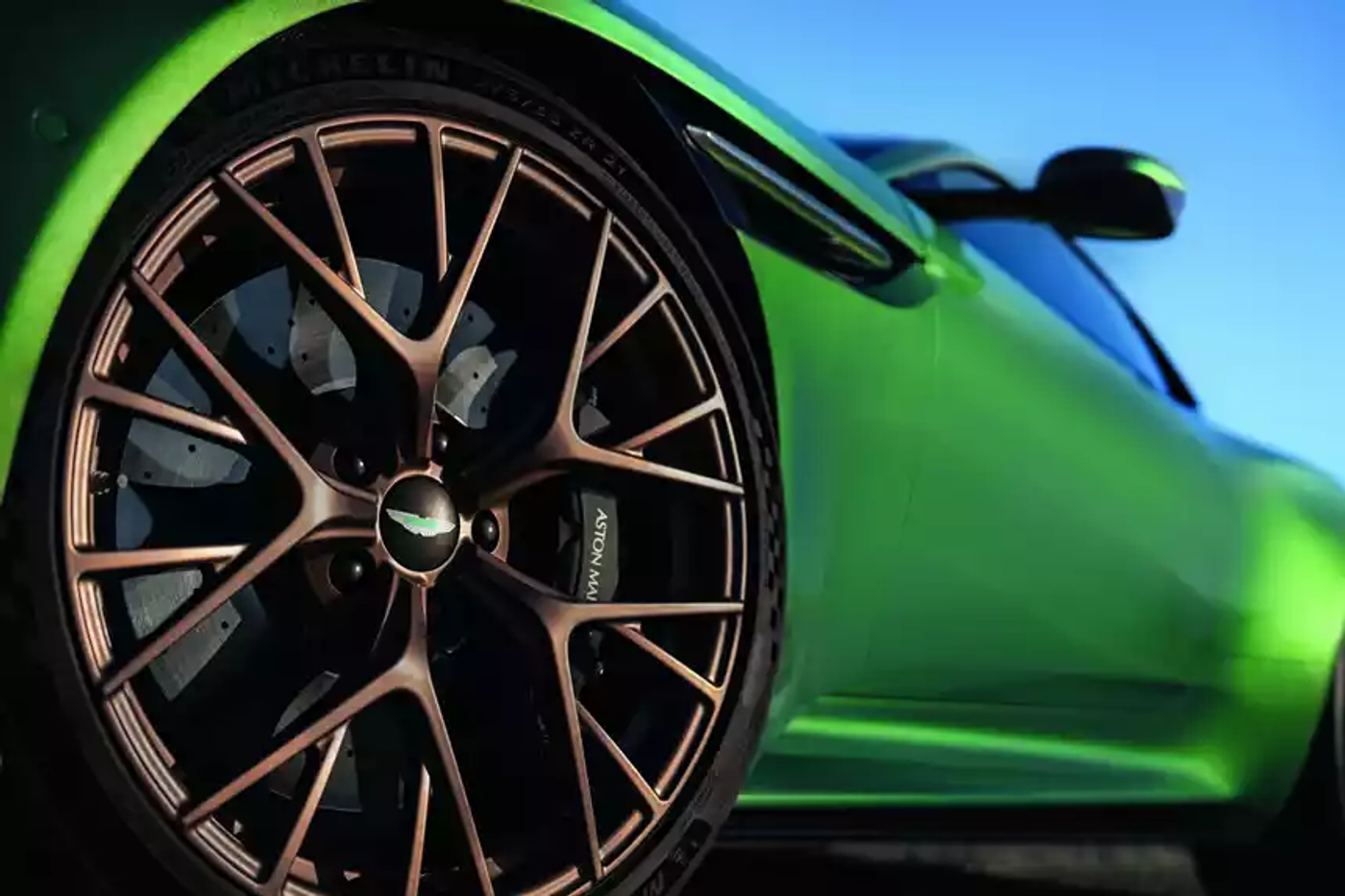 Препарируем Aston Martin новой эпохи: только с V8 и «цифровым» интерьером