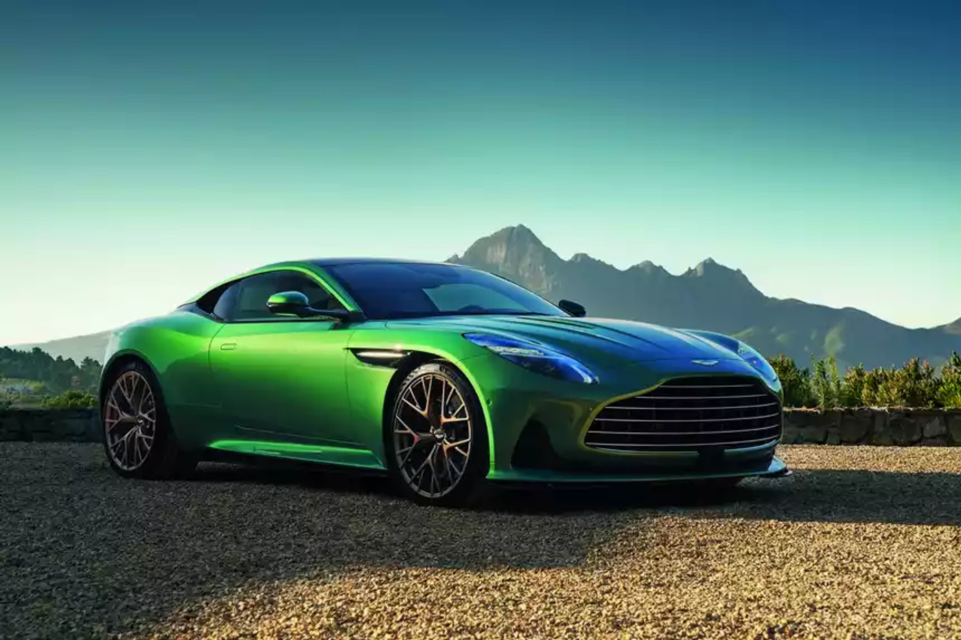 Препарируем Aston Martin новой эпохи: только с V8 и «цифровым» интерьером