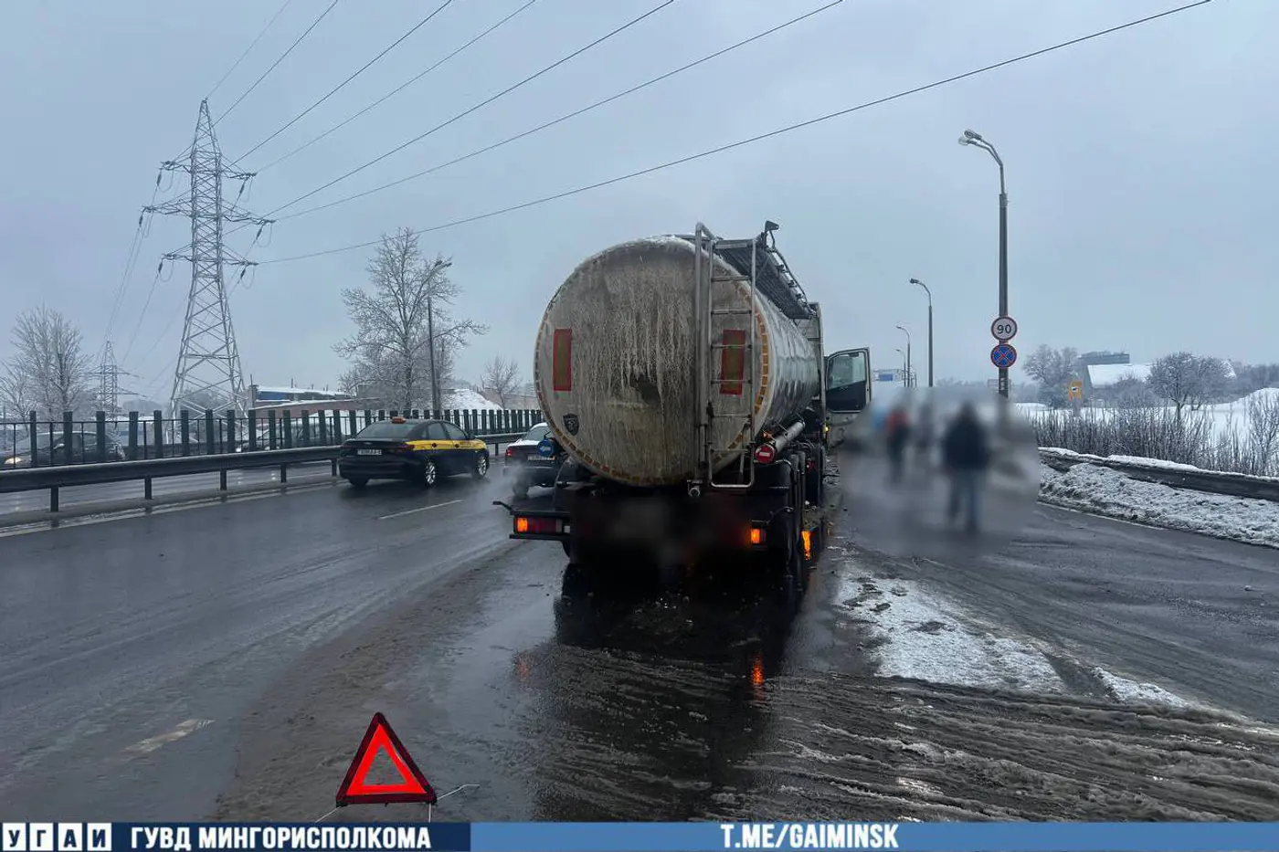 Два грузовика и легковушка столкнулись на МКАД