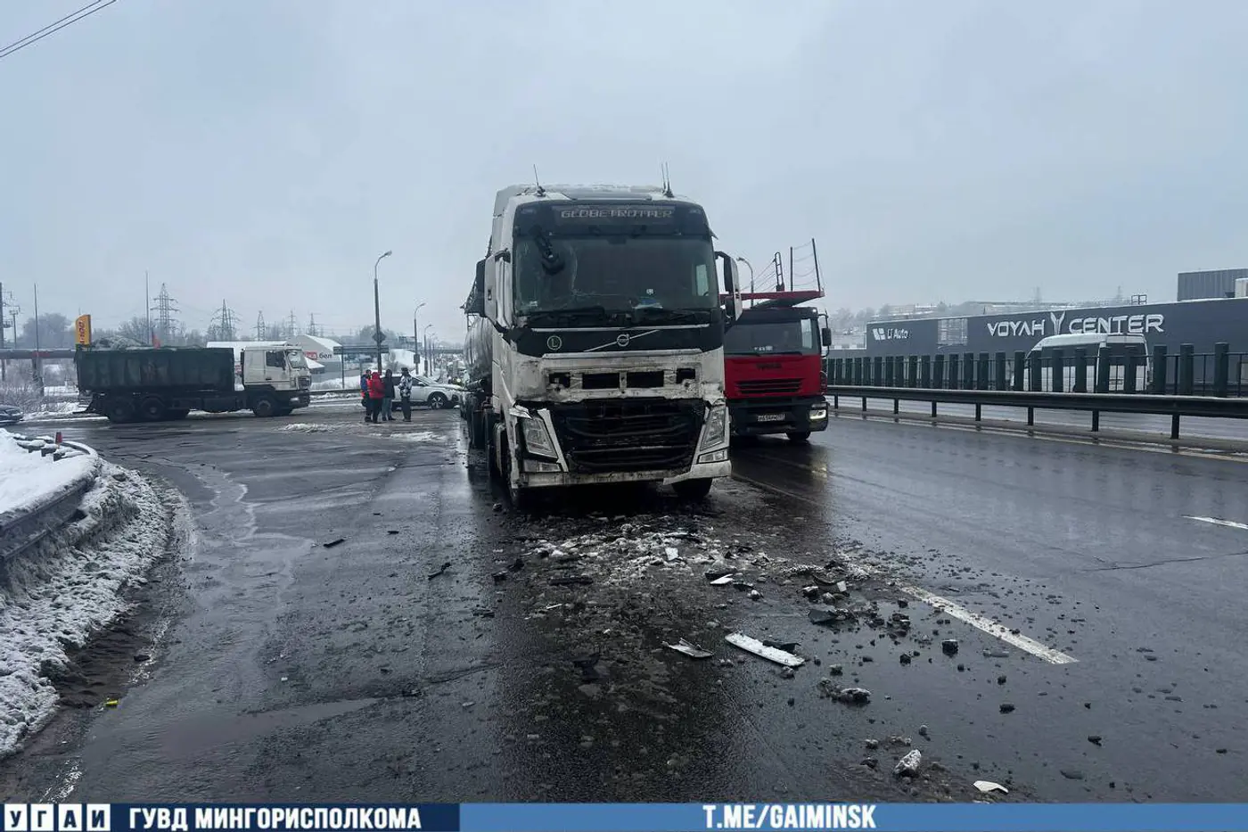 Два грузовика и легковушка столкнулись на МКАД