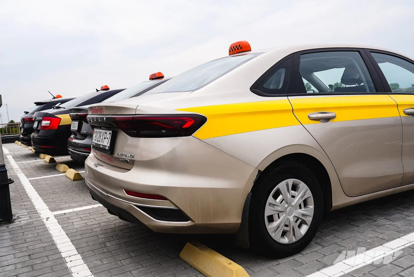 Может ли таксист отказать в поездке, если пассажир не пристегнулся? Ответ адвоката