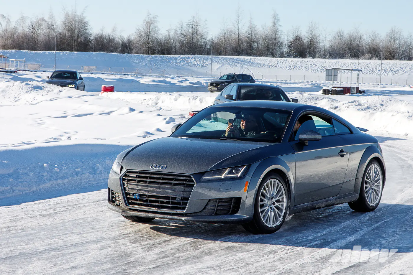 Приехал даже электромобиль! Фоторепортаж с морозного трек-дня в Стайках
