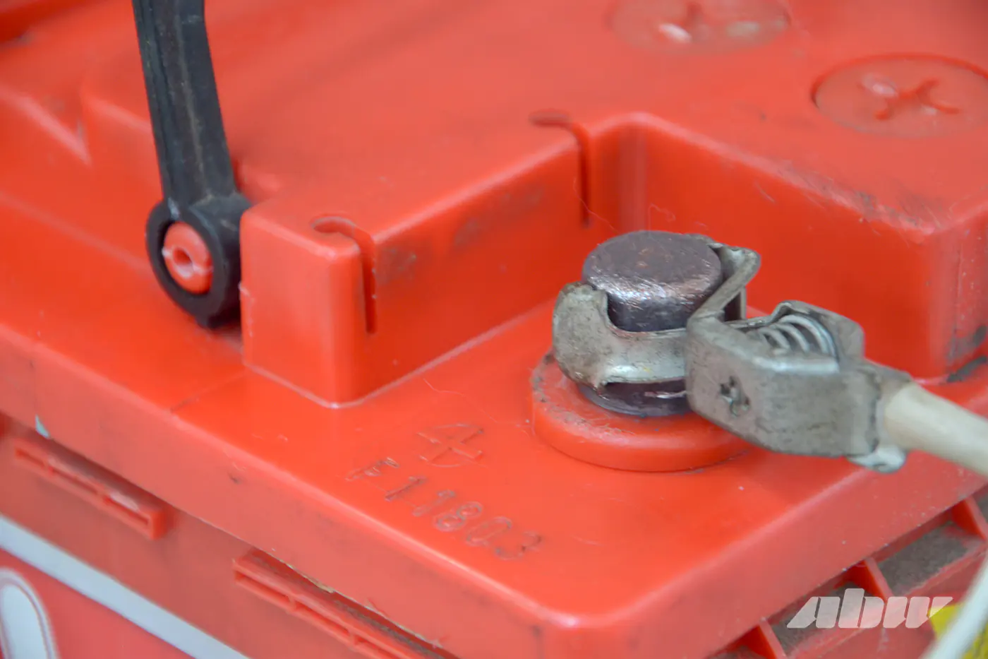 Мороз ни при чем? Почему аккумуляторы массово вышли из строя именно этой зимой