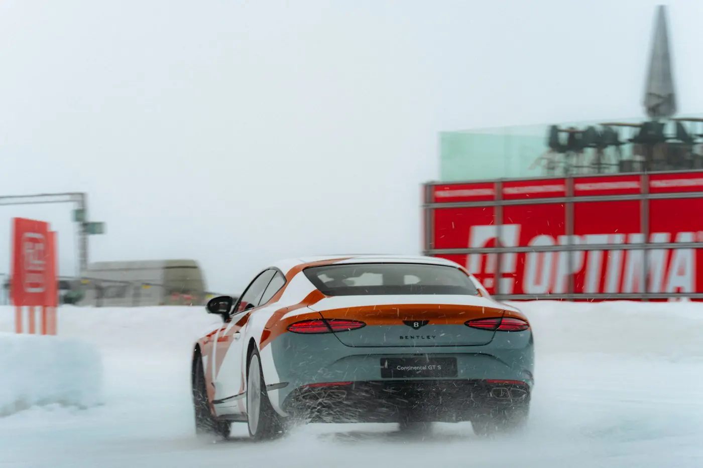 Bentley вышла на лед с новым Continental GT S и экспериментальной Bentayga X