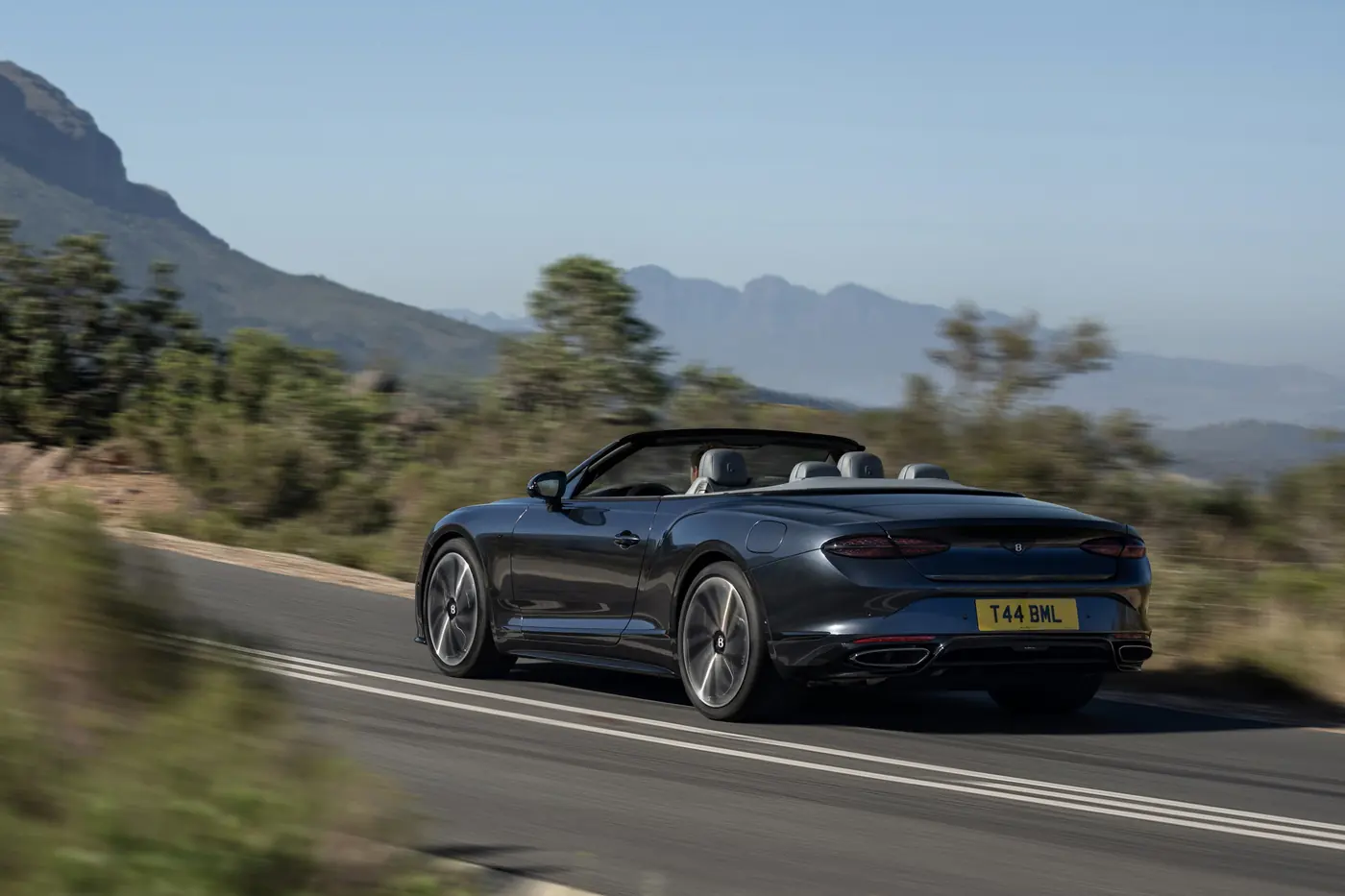 Bentley вышла на лед с новым Continental GT S и экспериментальной Bentayga X