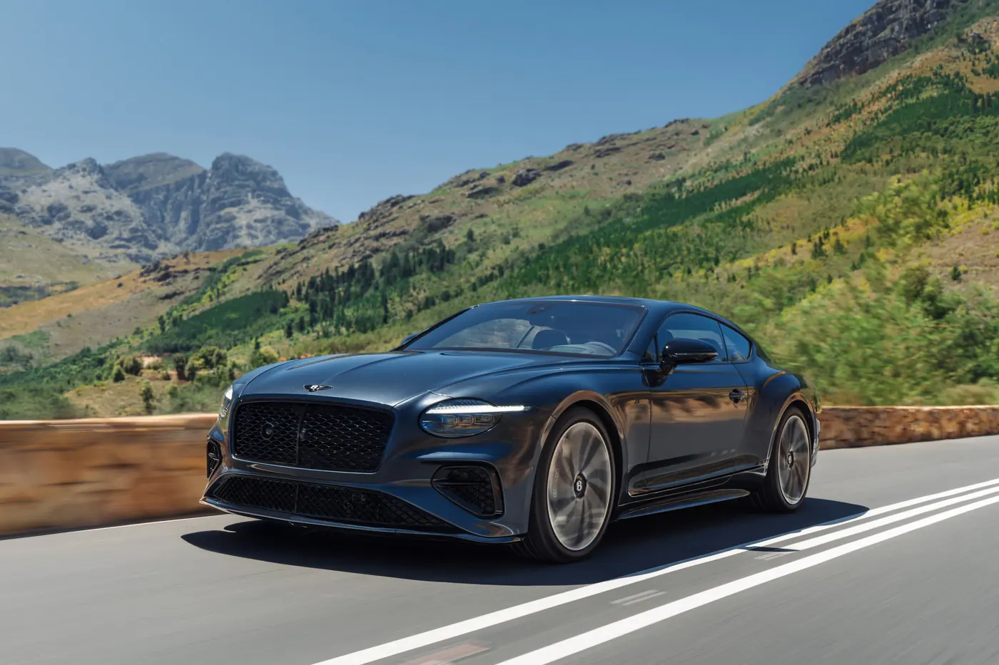 Bentley вышла на лед с новым Continental GT S и экспериментальной Bentayga X