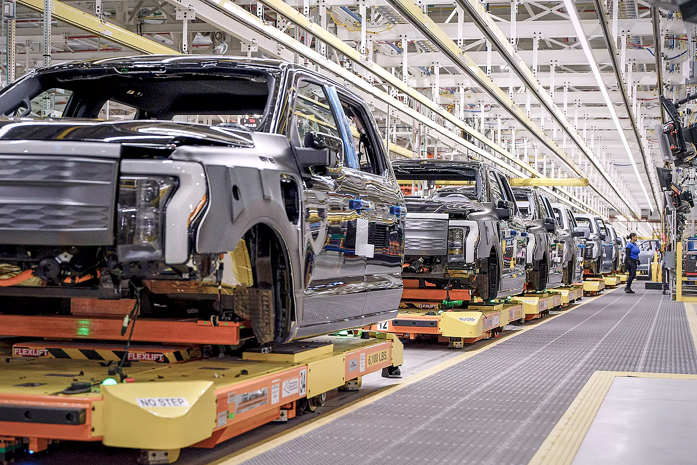 Ford готов платить автомеханикам до 10 000$ в месяц, но желающих нет