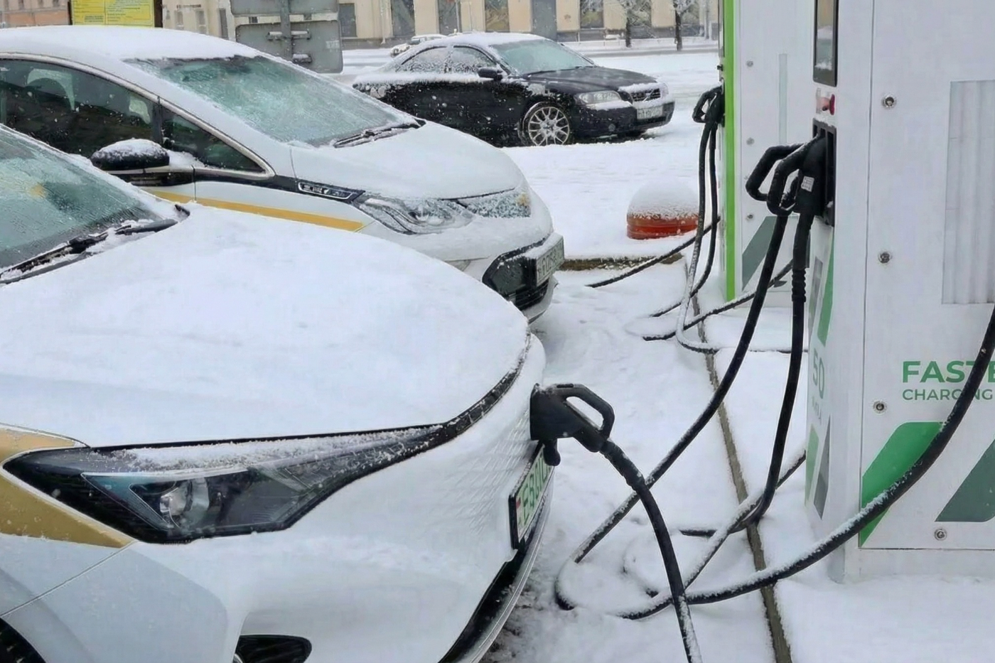 «Минус 72% от запаса хода и очереди на зарядках»: опыт владения электромобилями зимой