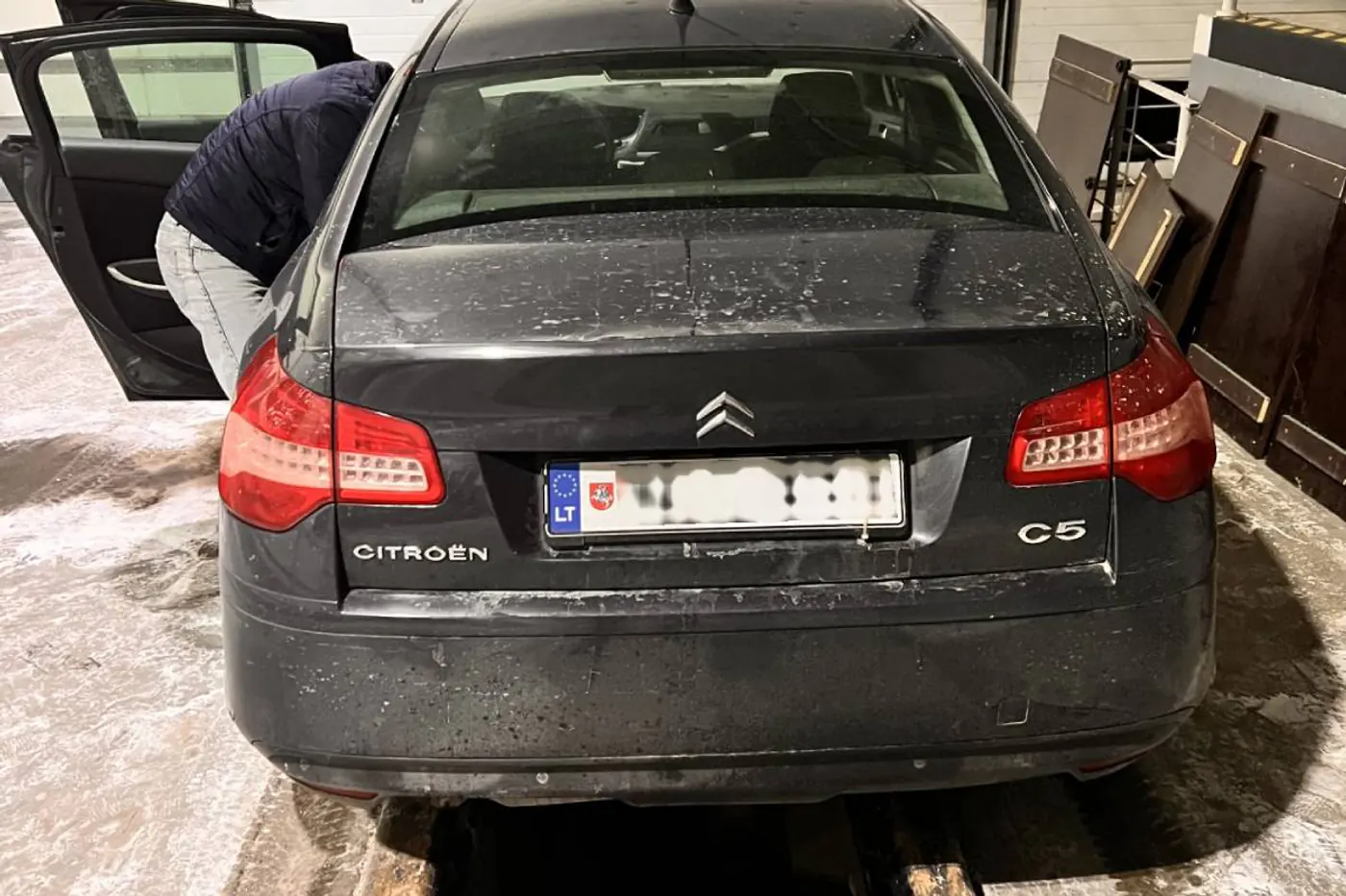 Citroen, нашпигованный сигаретами, приехал на границу, – автомобиль изъяли