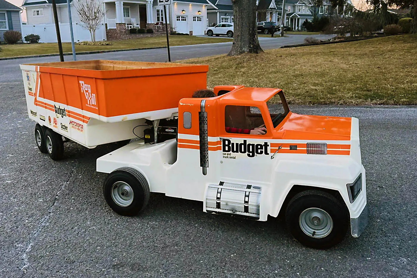 Винтажный мини-грузовик 1985 года в виде уменьшенного Ford LTL 9000 продан на аукционе за $9134
