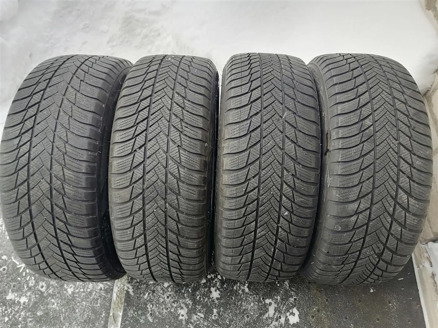 R18 225 55 Bridgestone Blizzak LM001
