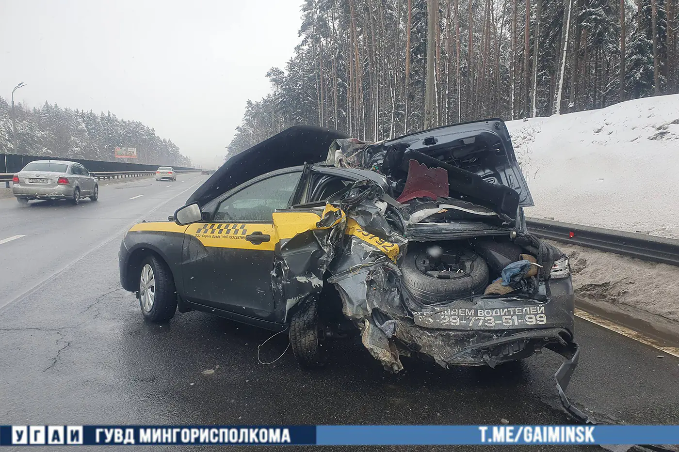 На МКАД грузовик Mercedes врезался в стоящую Lada: двое в больнице