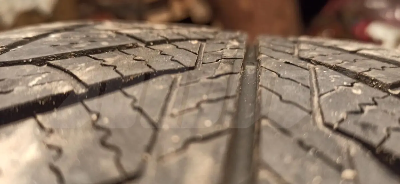 R18 235 60 Roadstone Roadian HTX 102V