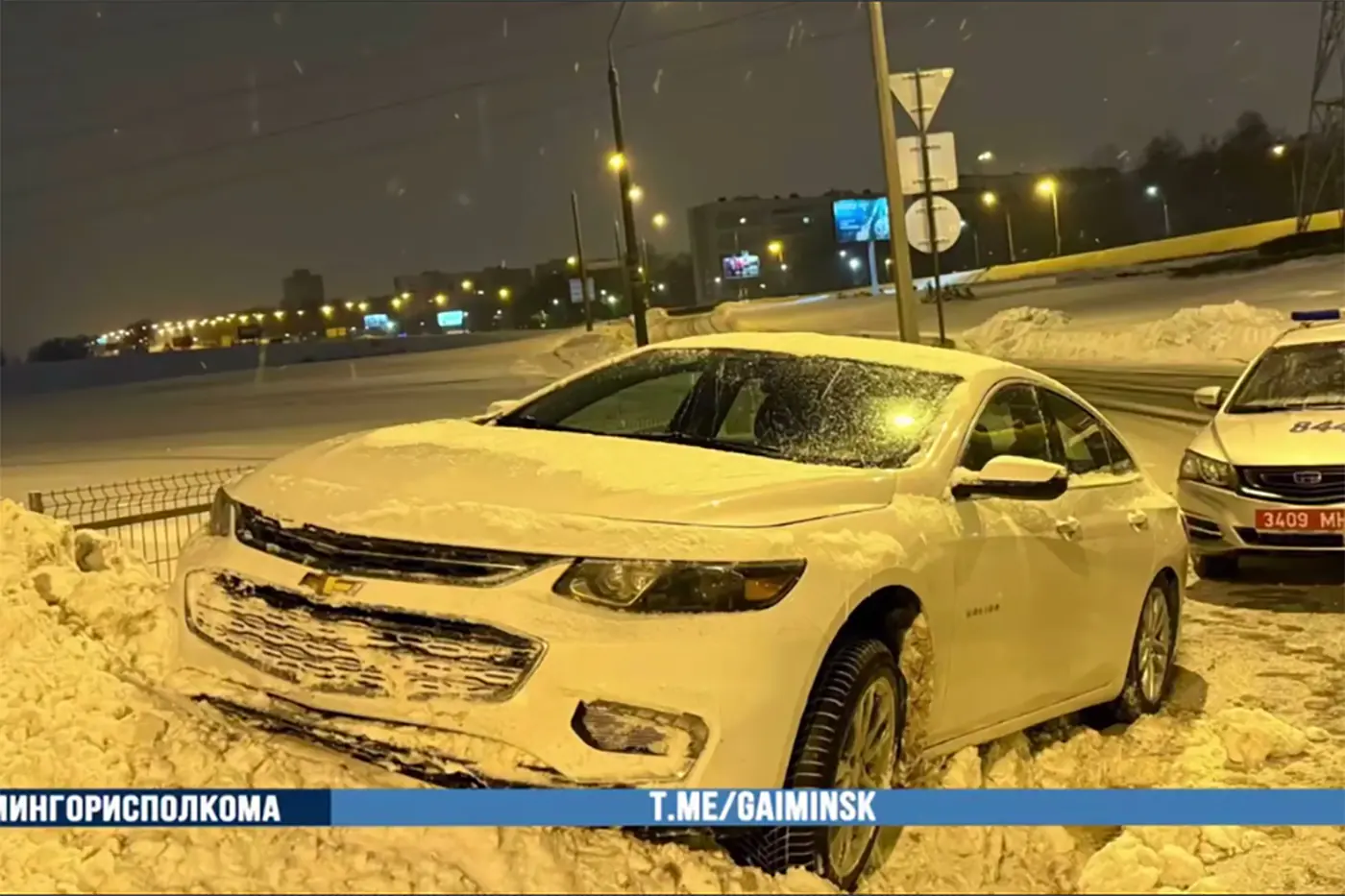 Очевидец заметил застрявший в сугробе Chevrolet – женщина-водитель оказалась пьяна