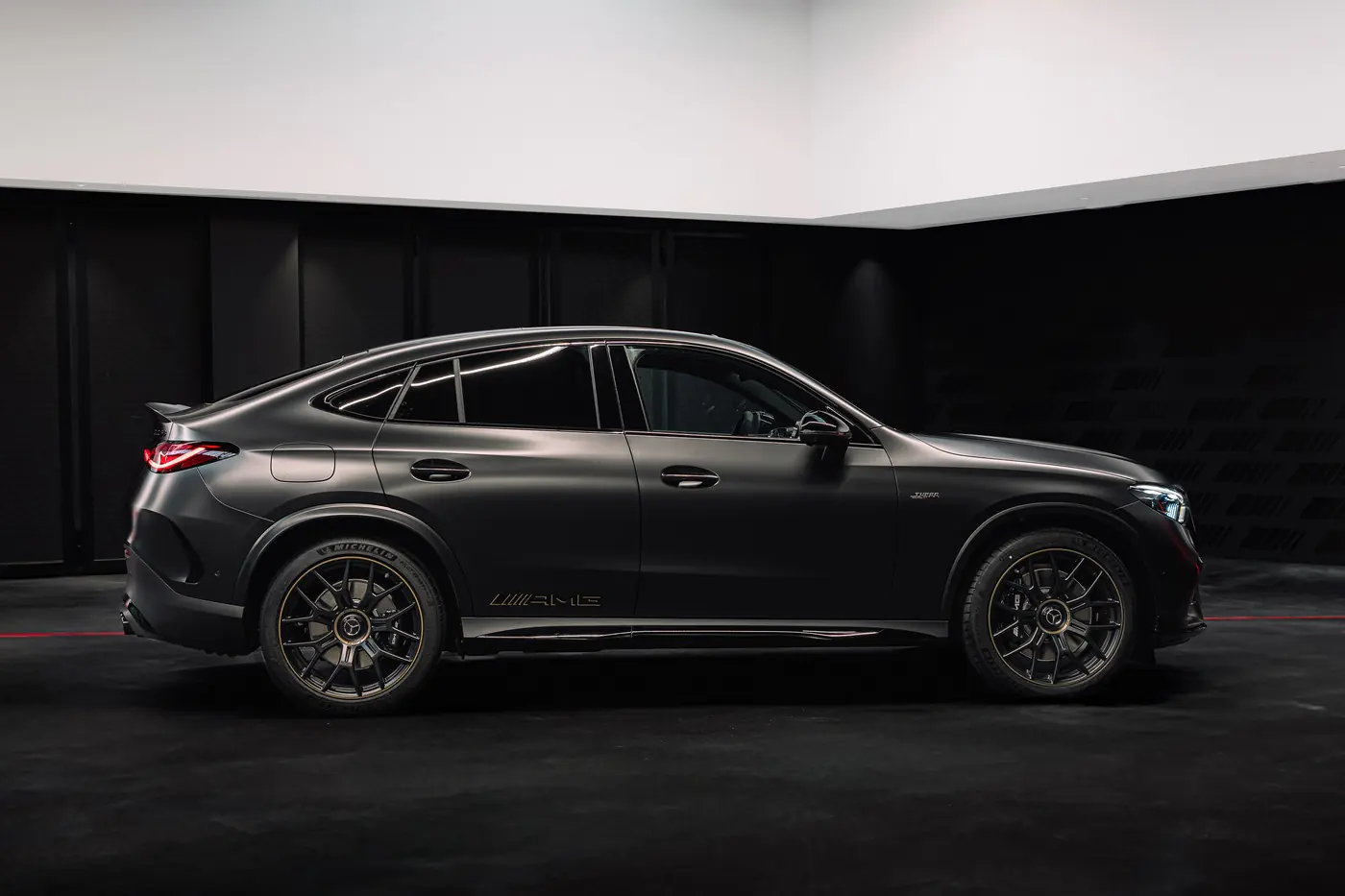 «Горячий паркет»: представлен кроссовер Mercedes-AMG GLC 53 с «шестеркой» под капотом