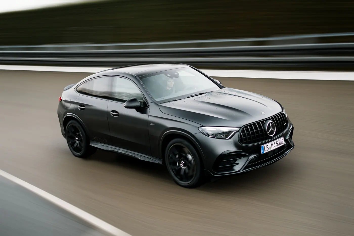 «Горячий паркет»: представлен кроссовер Mercedes-AMG GLC 53 с «шестеркой» под капотом