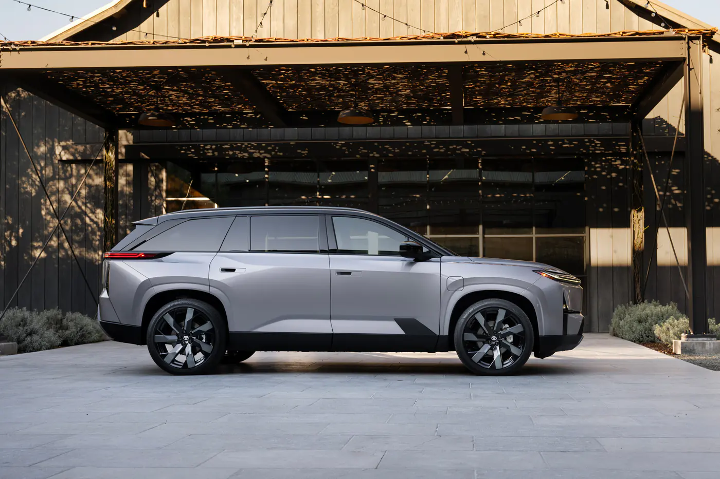 «Горец-5»: в новом поколении Toyota Highlander распрощался с ДВС