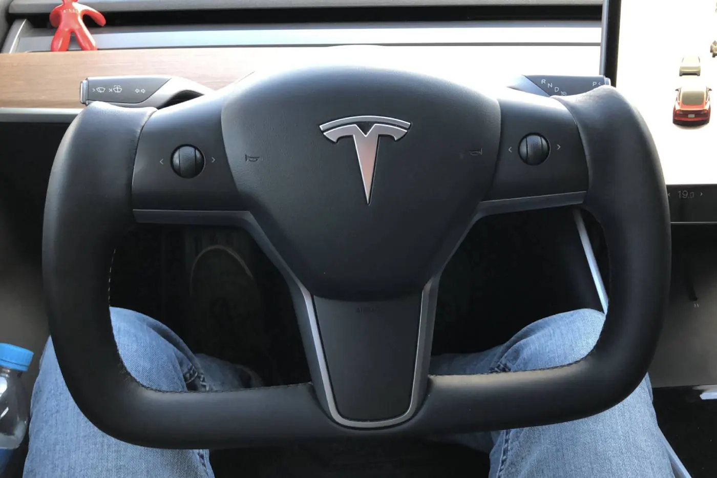Вслед за выдвижными ручками Китай запретит «рули Tesla»