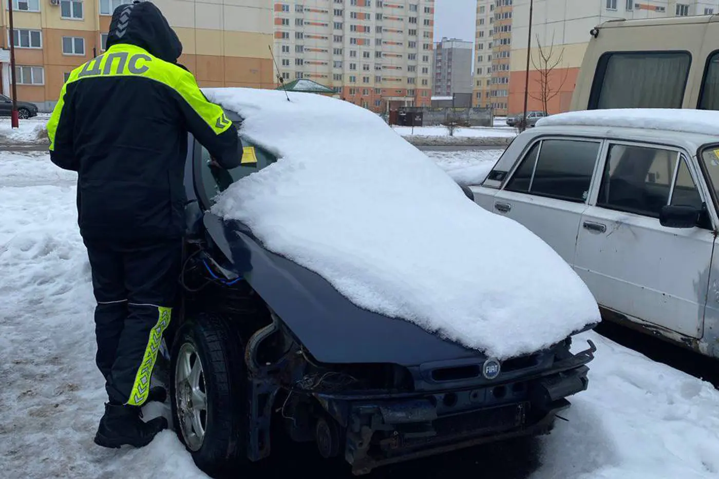 Припаркованные автомобили получают желтые метки – что это значит?