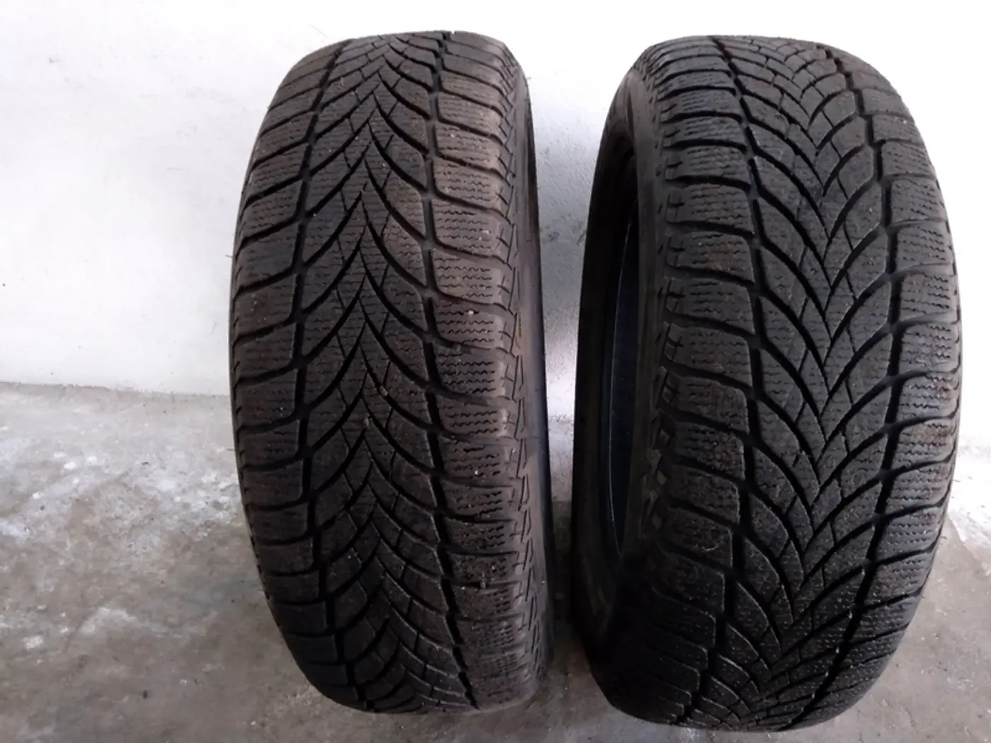 R16 205 60 Goodyear UltraGrip Ice 2
