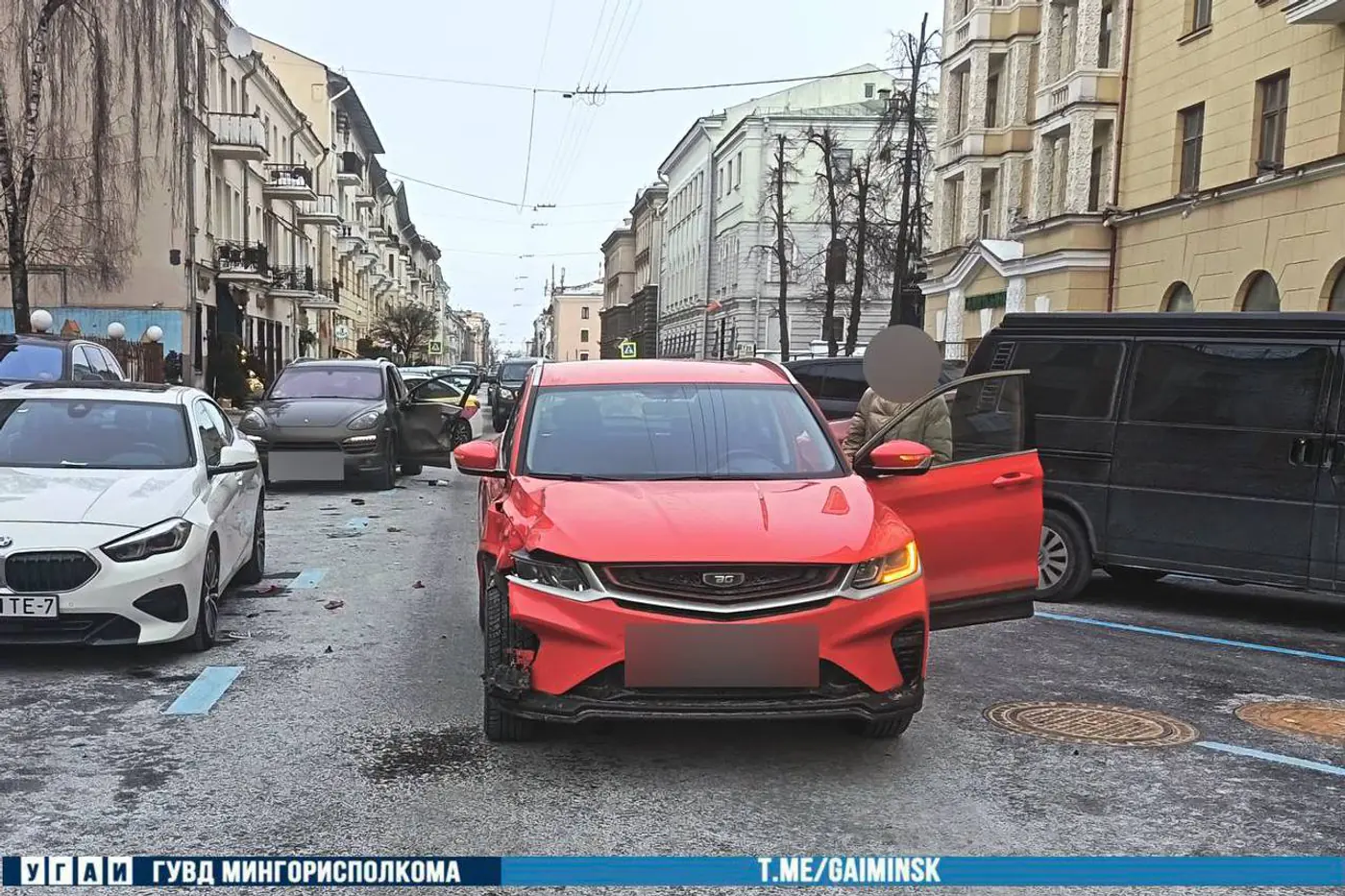 Водитель Porsche открытой дверью «поймал» BELGEE в центре Минска