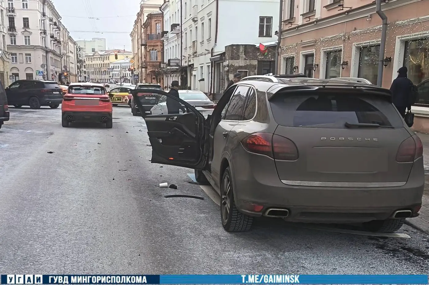 Водитель Porsche открытой дверью «поймал» BELGEE в центре Минска