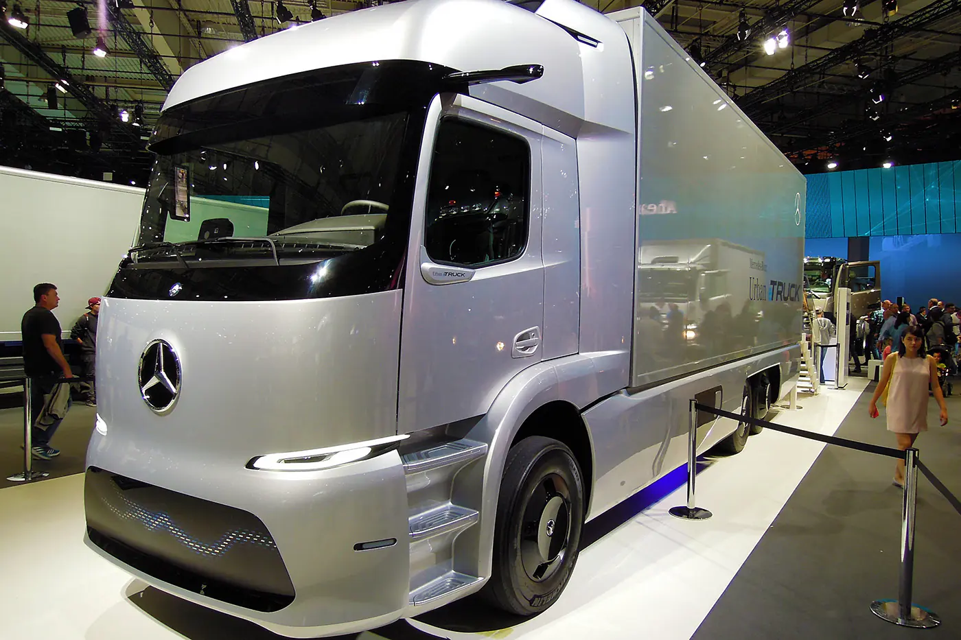 Mercedes-Benz может продать часть акций Daimler Trucks на фоне падения прибыли