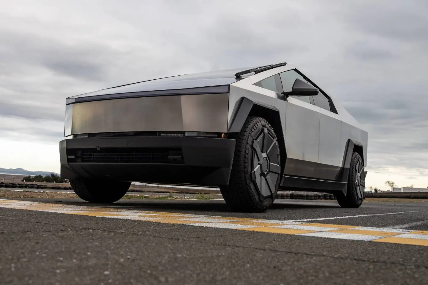 Cybertruck подешевел: Tesla ищет способ оживить спрос