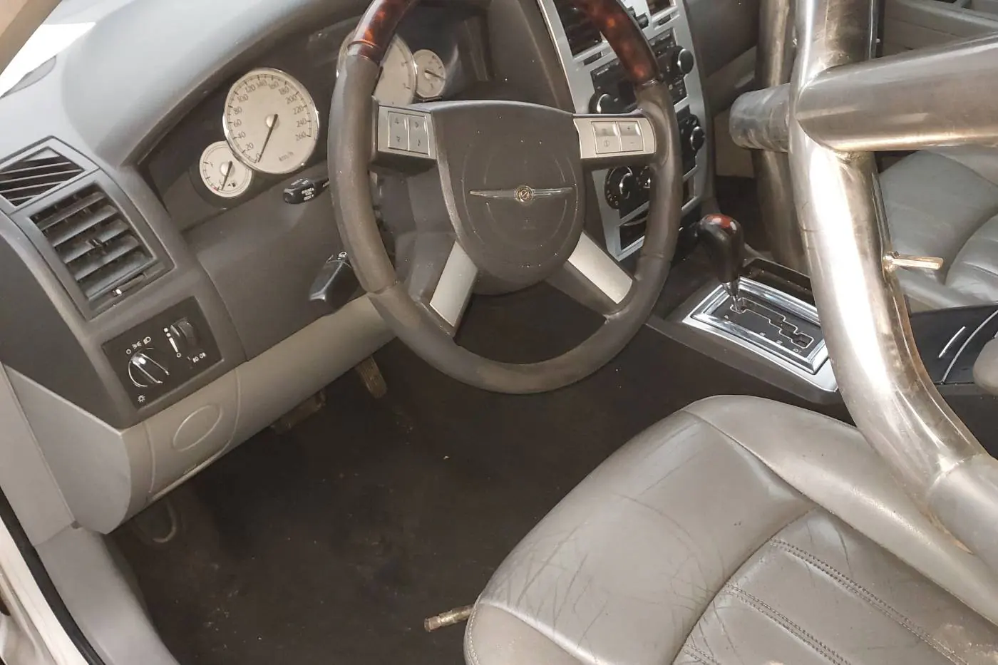 Chrysler 300C из автопарка ГАИ продают с торгов – сколько просят