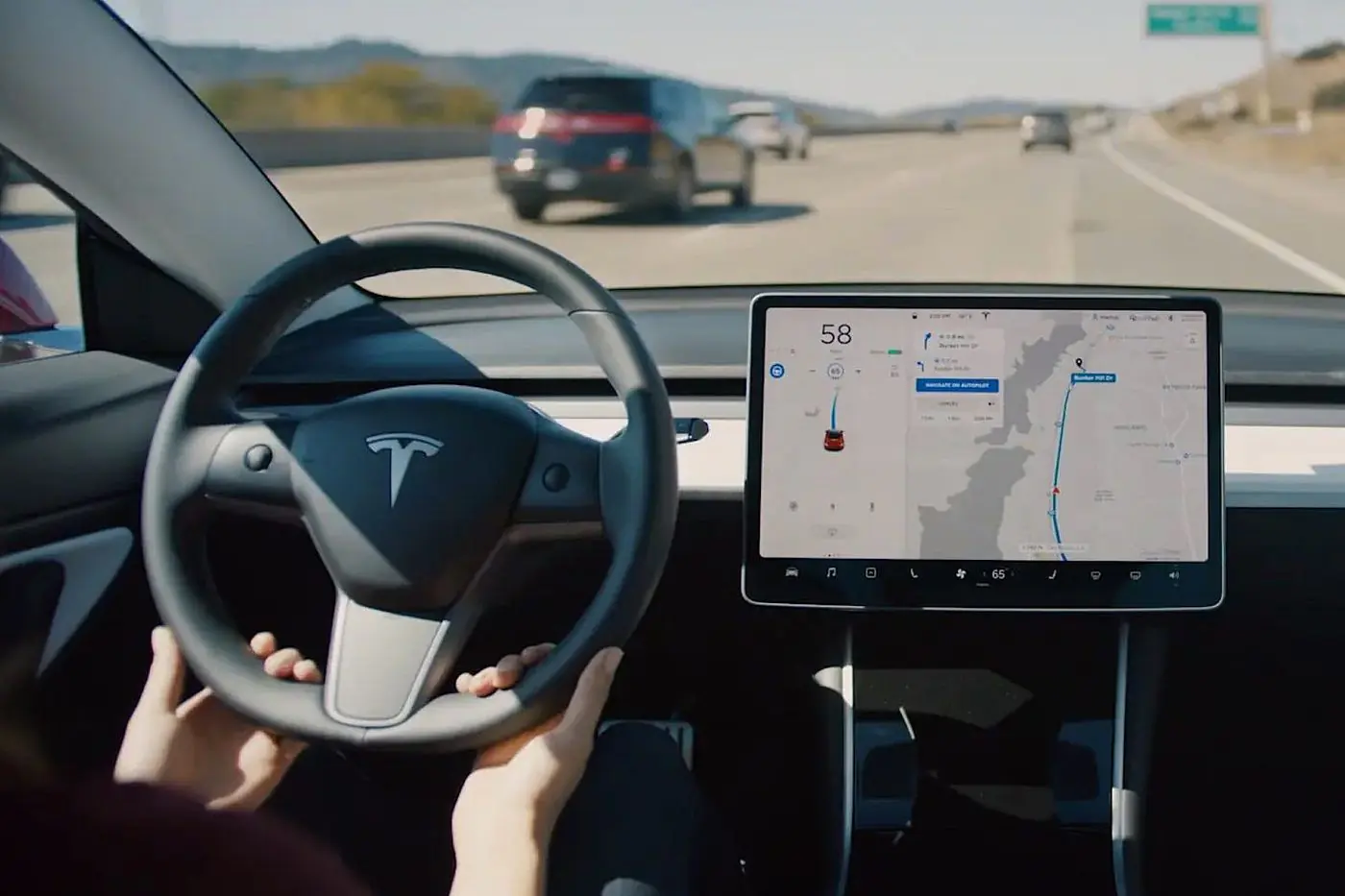 Автопилот нового уровня: FSD от Tesla теперь реагирует на жесты и знаки