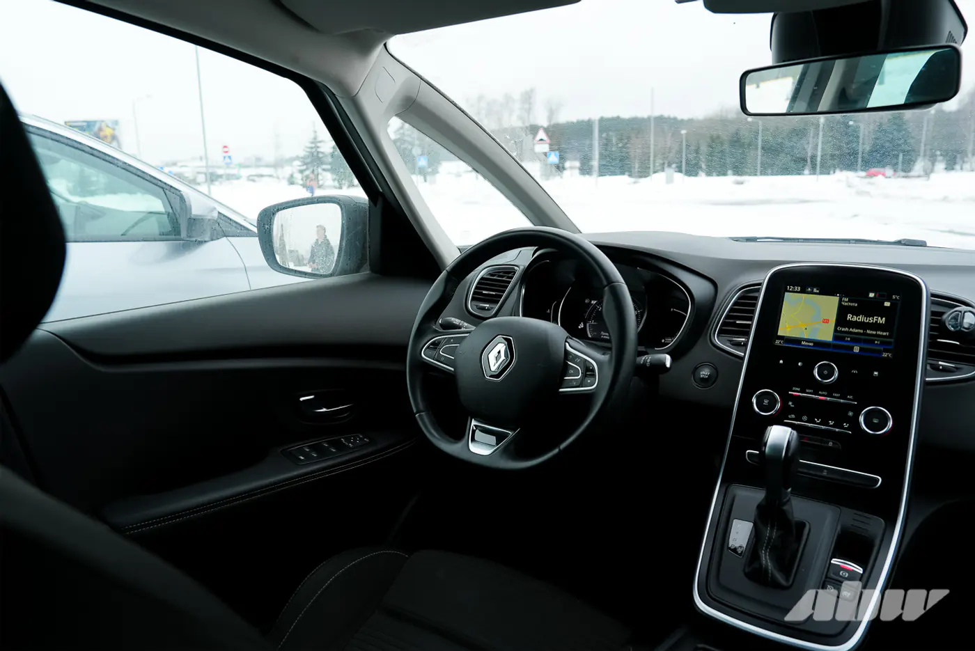 Кроссовер против компактвэна, или Что мы потеряли: сравнительный тест Peugeot 3008 и Renault Grand Scenic IV